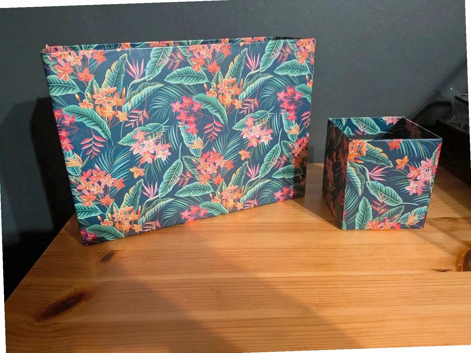 Ensemble de bureau en carton dur. Parfait état